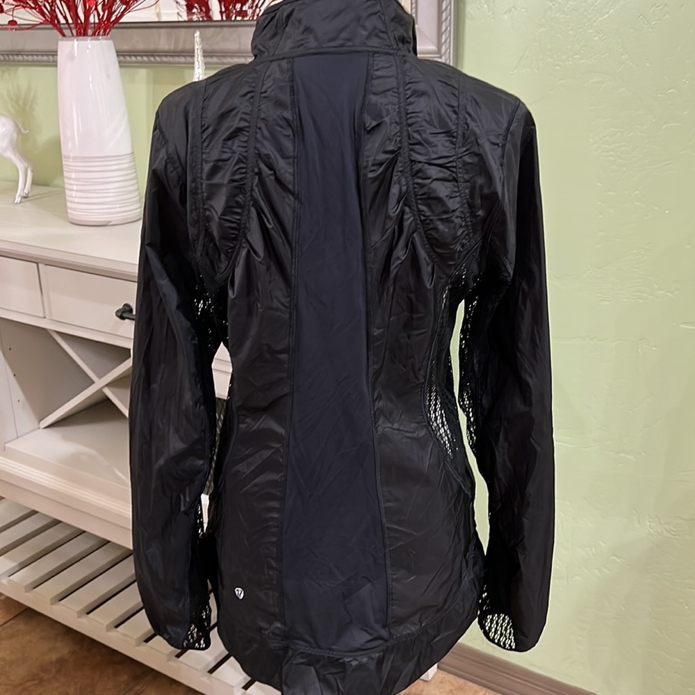 🔴🔴🔴🔴🔴. SOLD 🔴🔴🔴🔴🔴🔴rare lululemon jacket Lightweight - Picture 12 of 17
